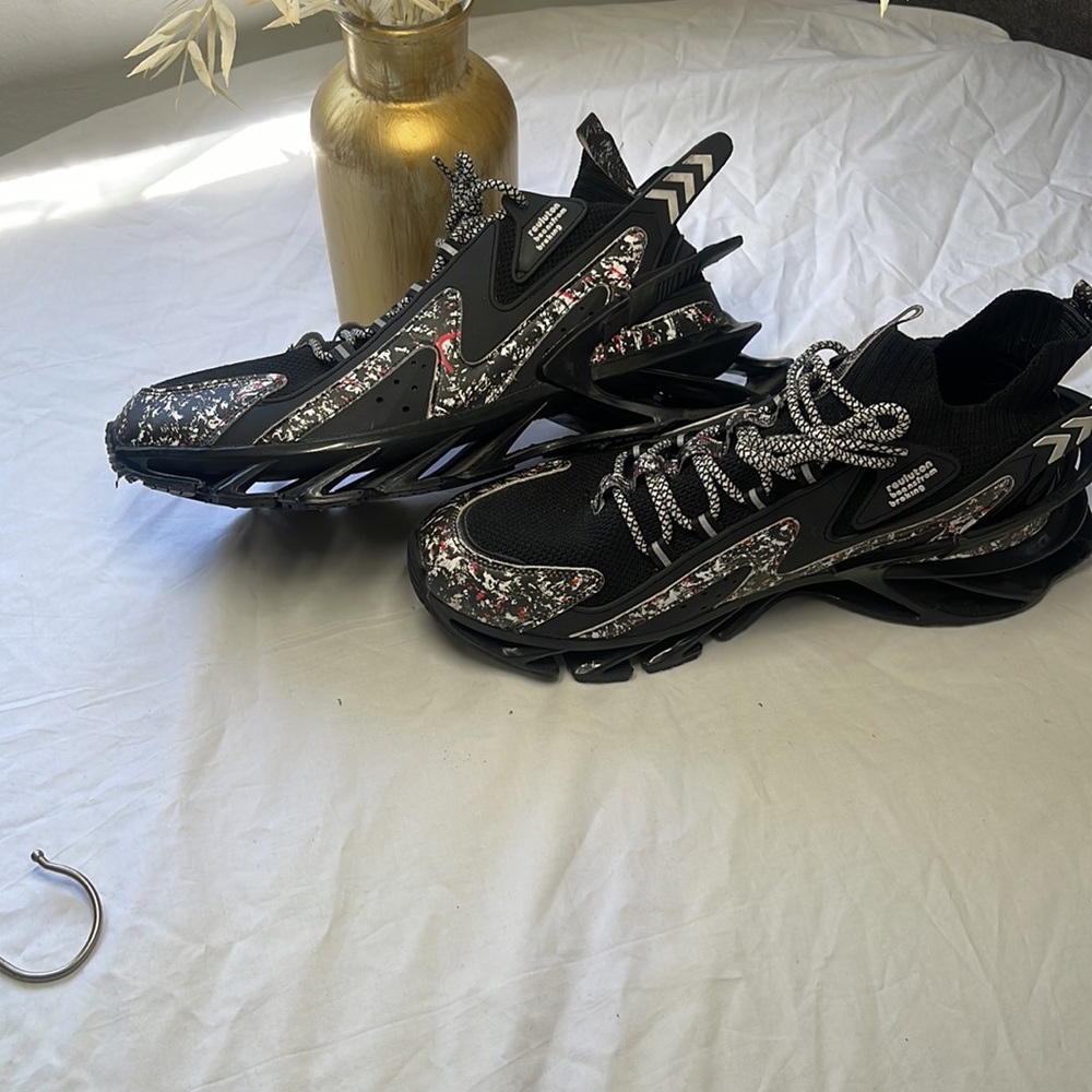 Reuluton men Athletic shoes size 12/13 normal wear look like new